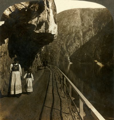 Strettoia rocciosa dove la strada per le cascate di Voring passa il lago Oifjords, Norvegia, c1905 da Unbekannt