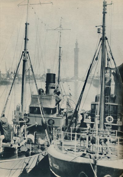 Peschereccio navale, HMS Liffy accanto a un peschereccio di Grimsby nei Docks di Grimsby, 1937 da Unbekannt
