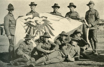 Soldati neozelandesi con bandiera tedesca catturata, Prima Guerra Mondiale, 1914, c1920 da Unbekannt