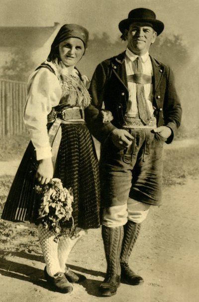 Novelli sposi in costume tradizionale, Carinzia, Austria, c1935 da Unbekannt