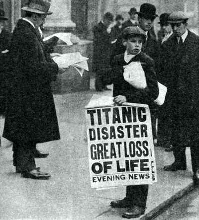Ragazzo dei giornali con notizie del disastro del Titanic da Unbekannt