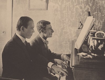 Nijinsky e Maurice Ravel al pianoforte che suonano una partitura di Daphnis e Chloe, 1912 da Unbekannt