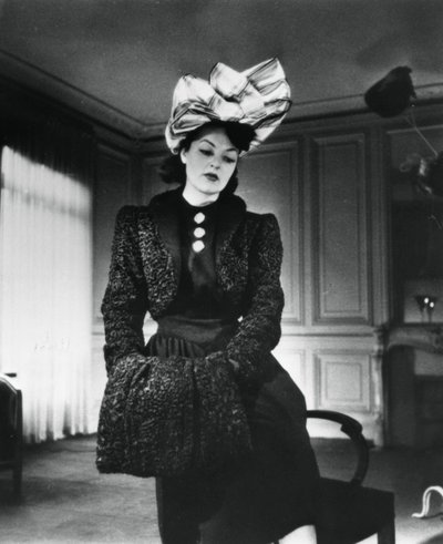 Abito di Nina Ricci indossato dalla modella Gabrielle, Francia, gennaio 1943 da Unbekannt