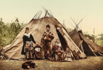 Norvegia. Lapponi (Sami) - Famiglia davanti a una tenda da Unbekannt