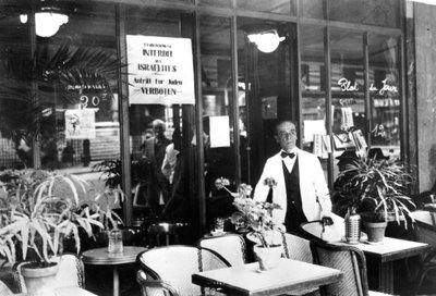 Avviso in una finestra di ristorante che vieta l