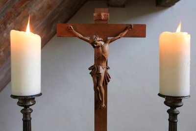 Candele e crocifisso. Tempio luterano da Unbekannt