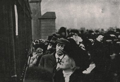 Notifica ufficiale della morte di re Edoardo VII affissa fuori da Buckingham Palace, maggio 1910 da Unbekannt