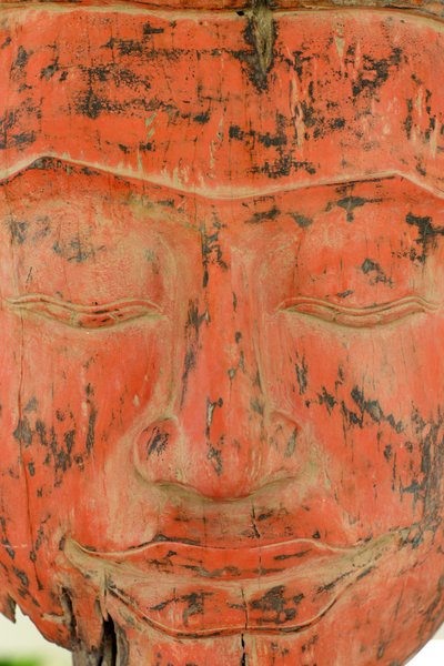 Vecchio Buddha di legno. Offerte al tempio di Wat Phnom, Siem Reap, Cambogia da Unbekannt