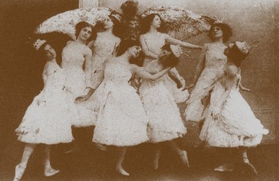 Olga Preobrajenskaya come Odette con Cigni nel Balletto Il Lago dei Cigni da Unbekannt