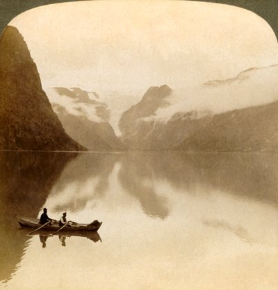 Sul lago scuro Olden, tra montagne coperte di nuvole, verso il ghiacciaio Maelkevold, Norvegia, 1905 da Unbekannt