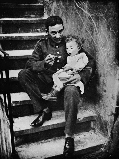Uno del Nuovo Esercito che si rende utile nel suo alloggio, 1915 da Unbekannt