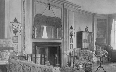 Un lato del salotto, casa di Mrs WK Vanderbilt, New York, 1924 da Unbekannt