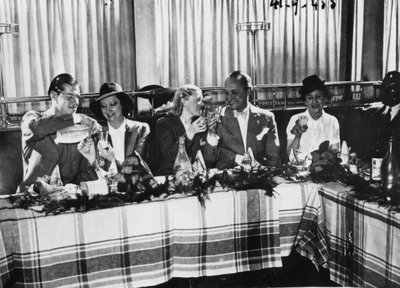 Inaugurazione di un ristorante da parte di cantanti francesi popolari, Parigi, settembre 1941 da Unbekannt