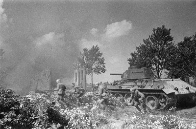 Operazione Kutuzov. Truppe sovietiche seguono i loro carri armati vicino a Orel da Unbekannt