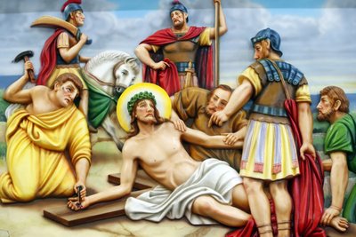 Via Crucis, Stazione 11: Gesù è inchiodato alla croce da Unbekannt