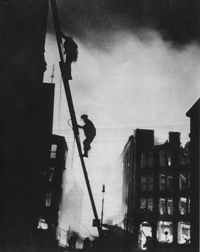 Fuori nel Blitz, silhouette contro la luce degli incendi, uomini di soccorso salgono in un edificio a St. da Unbekannt