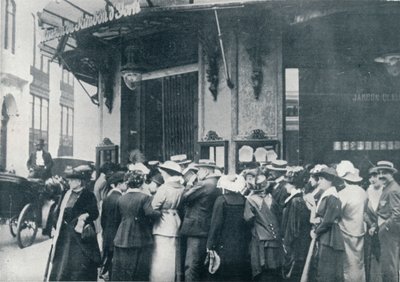 Fuori da uno dei negozi di provviste di Parigi quando si temeva un assedio della città, c1914 da Unbekannt