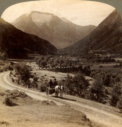 Sopra i campi fertili della Valle di Vide, vicino a Skaare, fino alle altezze ghiacciate di Mr. Skaala 6360 ft. Norvegia, 19 da Unbekannt