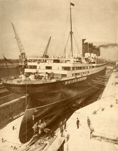 Revisione di un grande transatlantico in un bacino di carenaggio a Liverpool, c1930 da Unbekannt