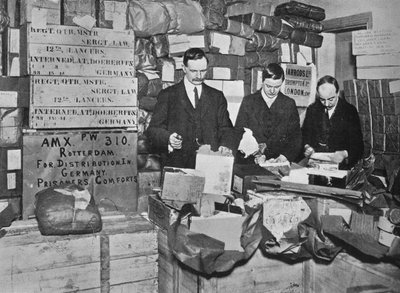 Imballaggio dei regali per la spedizione ai prigionieri britannici in Germania, 1915 da Unbekannt
