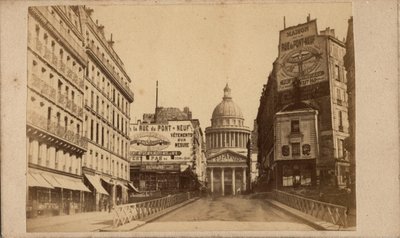 Comune di Parigi (1871): vista del Pantheon e di rue Soufflot (grandi cartelloni pubblicitari promuovono la Maison de la rue du Pont Neuf). Fotografia anonima da Unbekannt