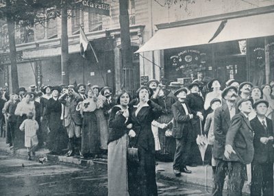 Folla parigina che osserva uno degli aeroplani tedeschi volare sopra la città, c. 1914 da Unbekannt