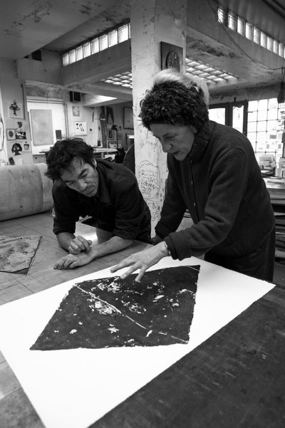 Pascal Gauvard, co-fondatore del laboratorio di incisione Pasnic, Annie-Paule Thorel, pittrice francese. Analisi di una stampa. Laboratorio di incisione Pasnic a Parigi nel 2009 da Unbekannt
