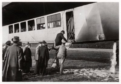 Passeggeri che salgono a bordo dello Zeppelin LZ 11 Viktoria Luise, c. 1912-1914, 1933 da Unbekannt