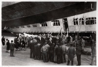 Passeggeri che salgono a bordo dello Zeppelin LZ 127 Graf Zeppelin, 1933 da Unbekannt