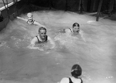 Passeggeri nella piscina a bordo di una nave da crociera, c. 1920-1930 da Unbekannt