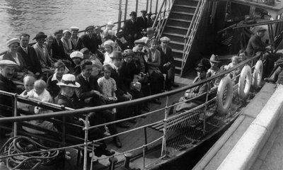 Passeggeri a bordo di una barca, Bournemouth, Dorset, 1921 da Unbekannt