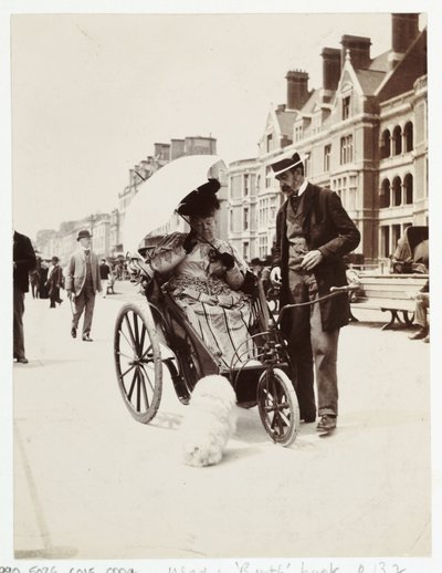Cura del paziente, sedie a rotelle Donna in una sedia da bagno, c 1900 da Unbekannt