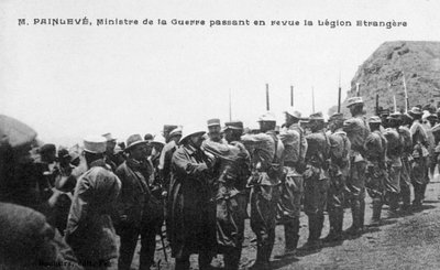 Paul Painlevé che rivede le truppe della Legione Straniera Francese, Marocco, c1926 da Unbekannt