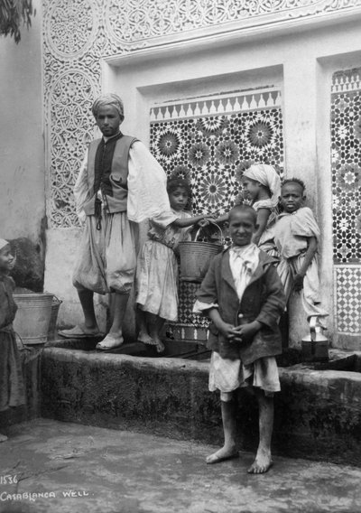 Persone a un pozzo, Casablanca, Marocco, c1920s-c1930s da Unbekannt