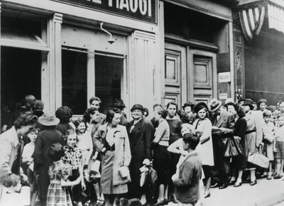 Persone in fila fuori da un negozio di latticini, Parigi occupata dai tedeschi, 26 luglio 1940 da Unbekannt