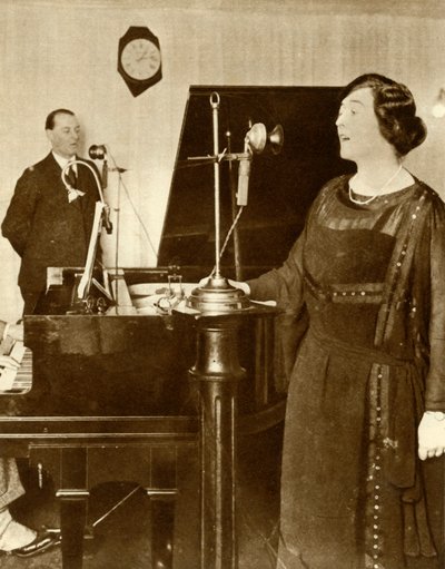 Artisti che cantano un duetto in uno degli studi di 2LO, Savoy Hill, Londra, 1923-1935 da Unbekannt