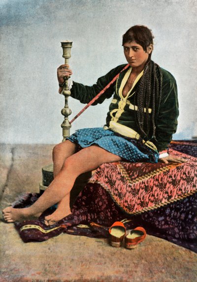 Donna persiana che fuma a Kalgan, 1900 da Unbekannt