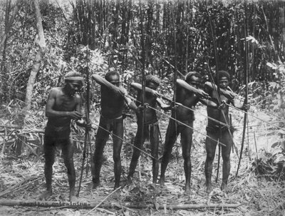 Filippine: c.1890 Membri maschi della tribù Negrito che mostrano le loro abilità di caccia (foto b/n) da Unbekannt