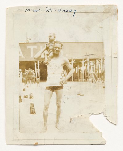 Fotografia del Cpl. Lawrence Leslie McVey con suo figlio, Lawrence McVey Jr., 1925 da Unbekannt