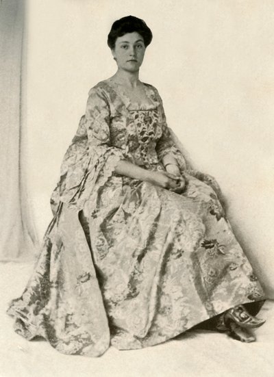 Fotografia di un broccato kincob, con stomacher ricamato in seta, c1750, 1937 da Unbekannt