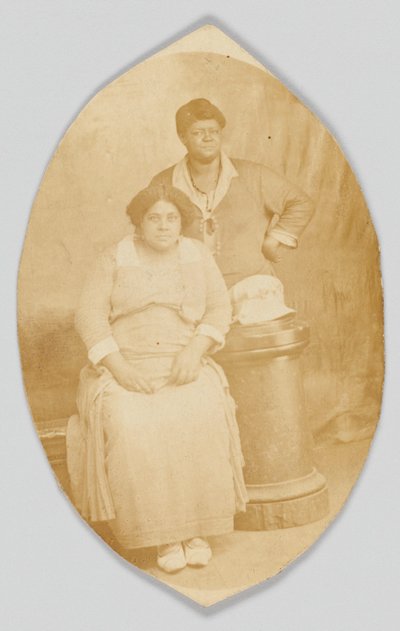 Cartolina fotografica di due donne non identificate, 1918-1930 da Unbekannt