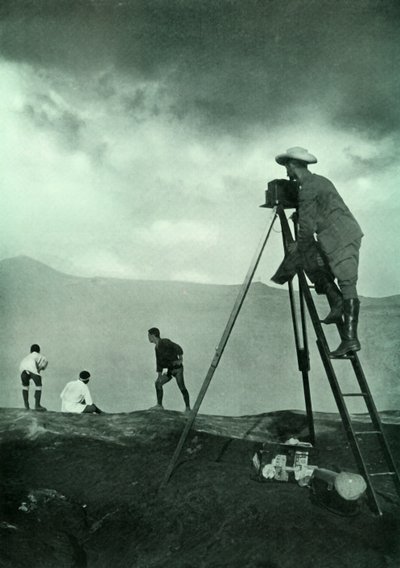 Fotografando al bordo del cratere, Aso-San, 1910 da Unbekannt