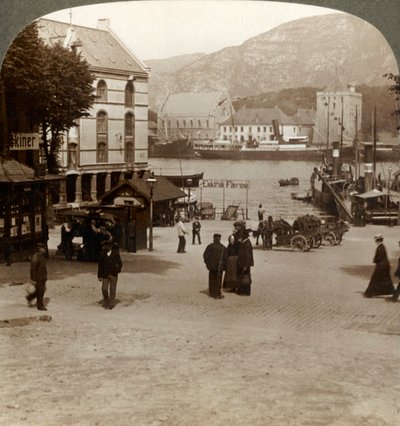 Pittoresca vecchia fortezza Bergenhus, da una piazza nella città moderna, Bergen, Norvegia, 1905 da Unbekannt