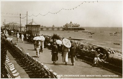 Molo, passeggiata e padiglione musicale, Eastbourne, Sussex, c1920s da Unbekannt