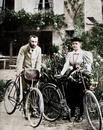 Pierre e Marie Curie, fisici francesi, preparandosi per andare in bicicletta da Unbekannt