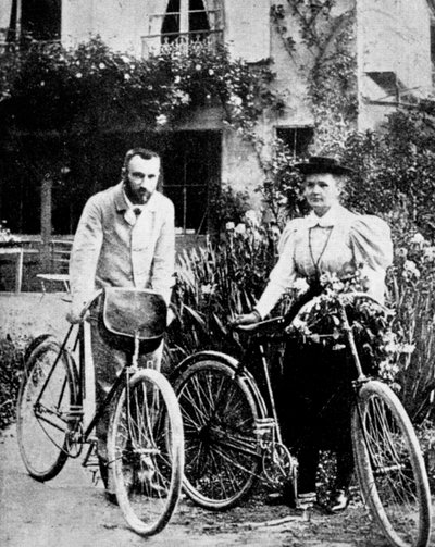 Pierre e Marie Curie, fisici francesi, che si preparano per andare in bicicletta da Unbekannt