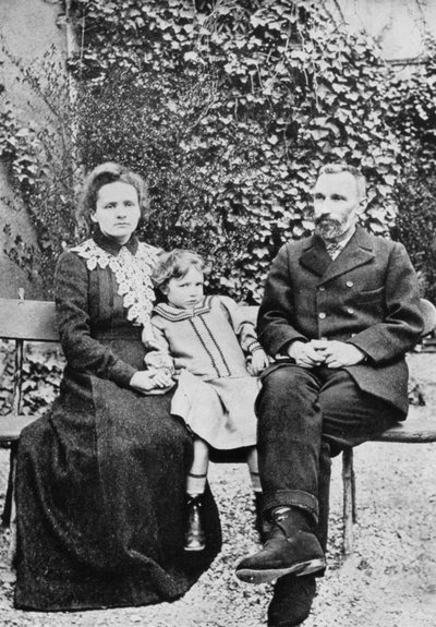Pierre e Marie Curie, scienziati francesi, con la loro figlia Irene, 1904 da Unbekannt