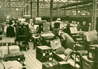 Pile di bagagli alla stazione di Charing Cross, 1930 da Unbekannt