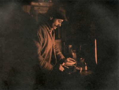 Ponting sviluppa una lastra nella camera oscura, c1910-1913 da Unbekannt