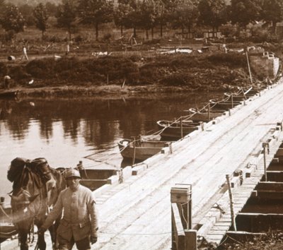 Ponte di barche sul fiume Aisne a Venizel, Aisne, Francia, c1914-c1918 da Unbekannt